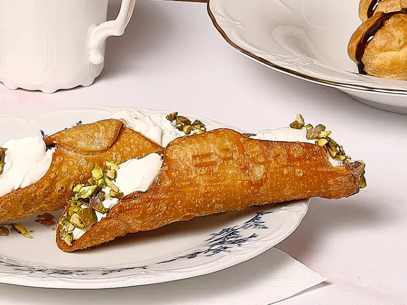 Cannoli mit Pistazien auf einem Teller mit Blumendekor der Bonbistro-Serie Retro