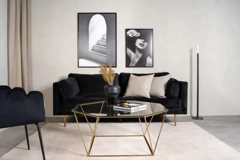 Wohnzimmer mit schwarzem Samtsofa und Couchtisch mit goldfarbenem Gestell von Furniture Fashion