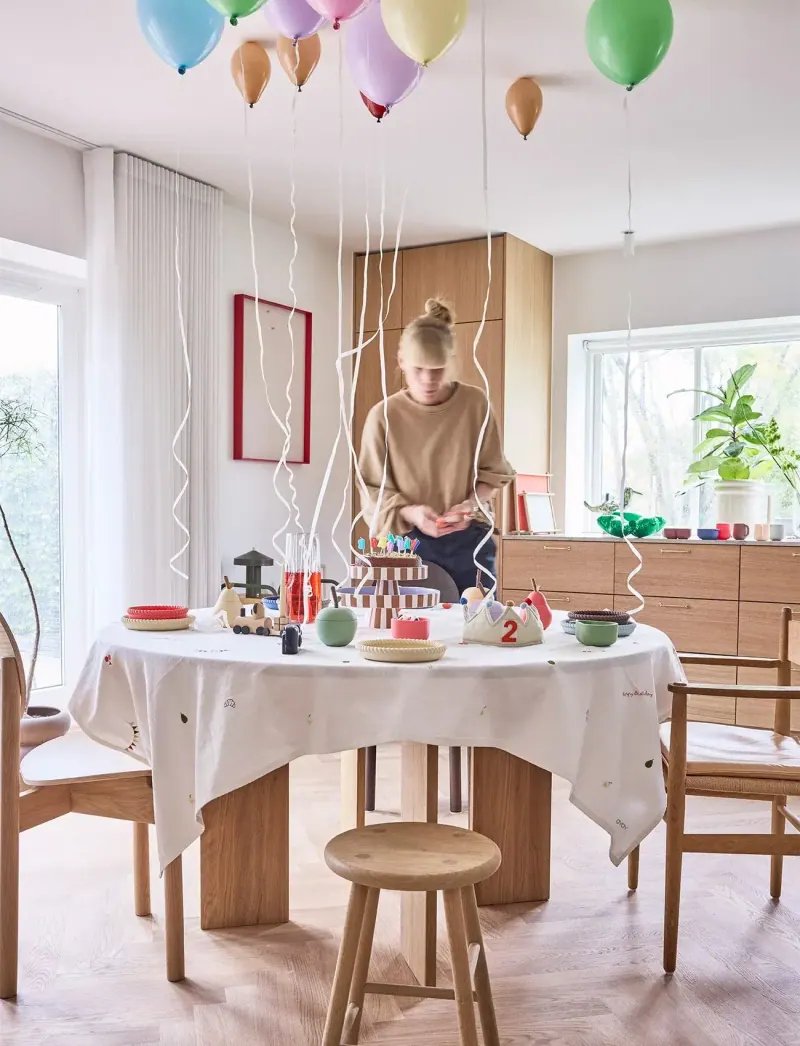Gedeckter Geburtstagstisch mit Kindergeschirr, Krone und Luftballons von OYOY Mini