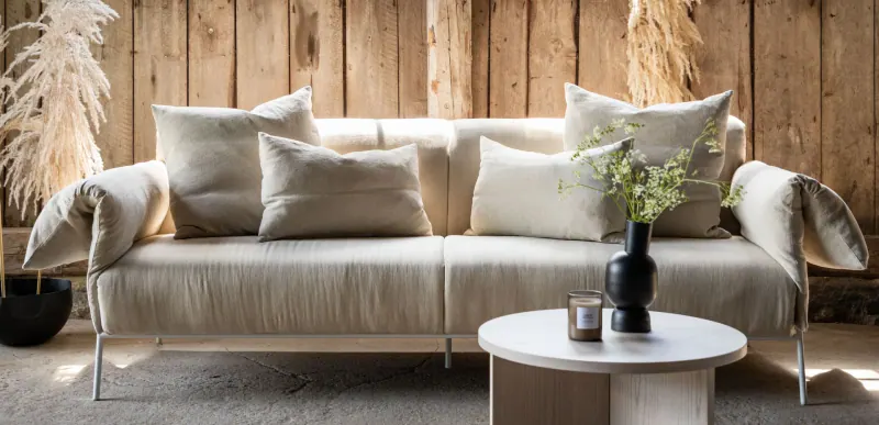 Originale VIND Collection Wohnszene mit hellem Sofa und rundem Couchtisch