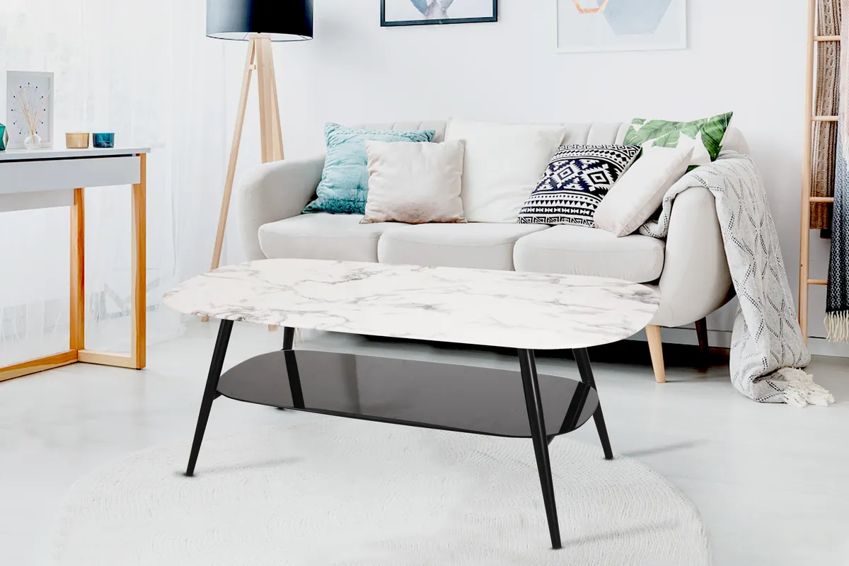 Wohnzimmer mit Couchtisch von Möbilia in Marmoroptik vor einem hellen Sofa