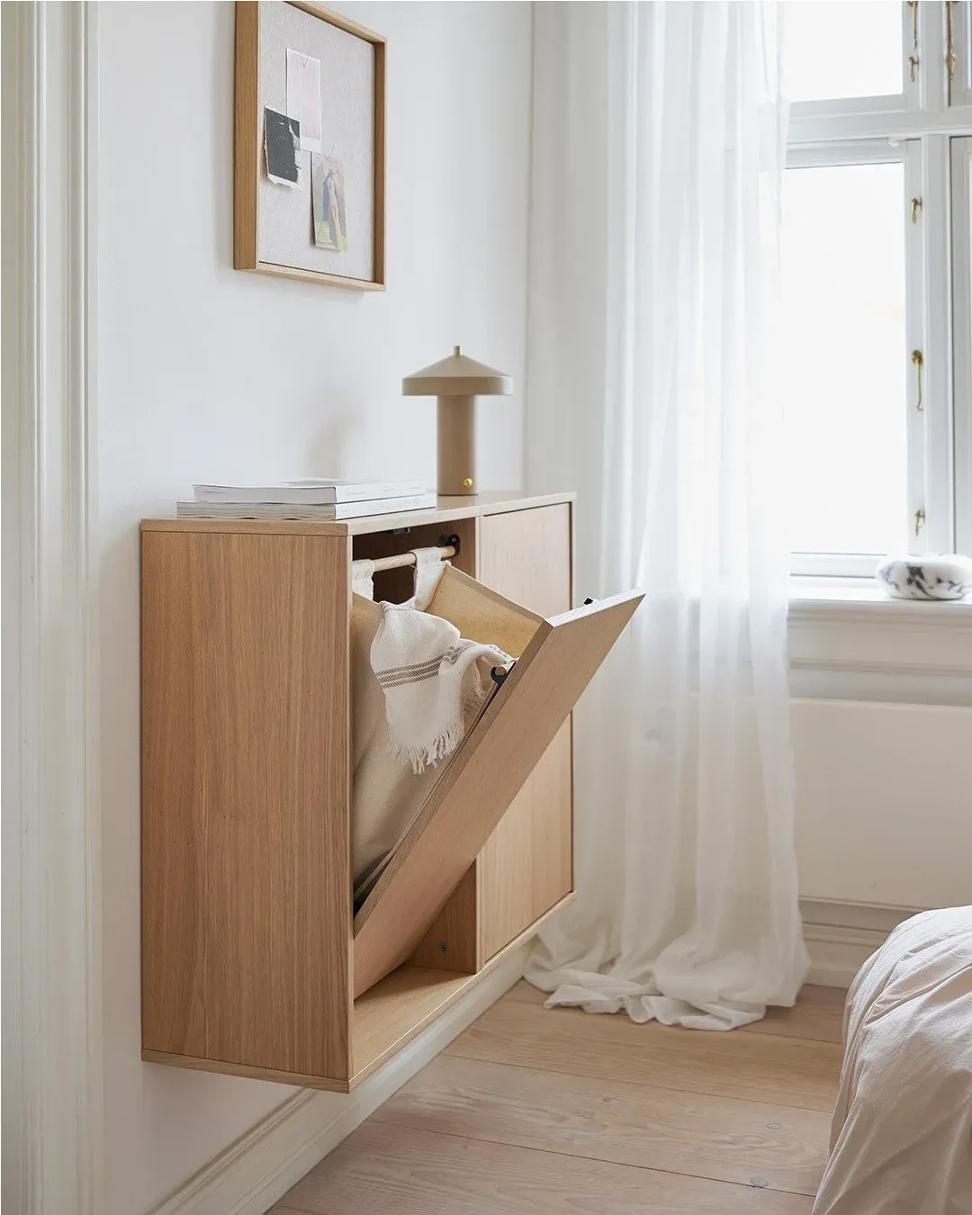Wandbox von ReCollector aus Eiche mit geöffneter Klappe in einem hellen Raum