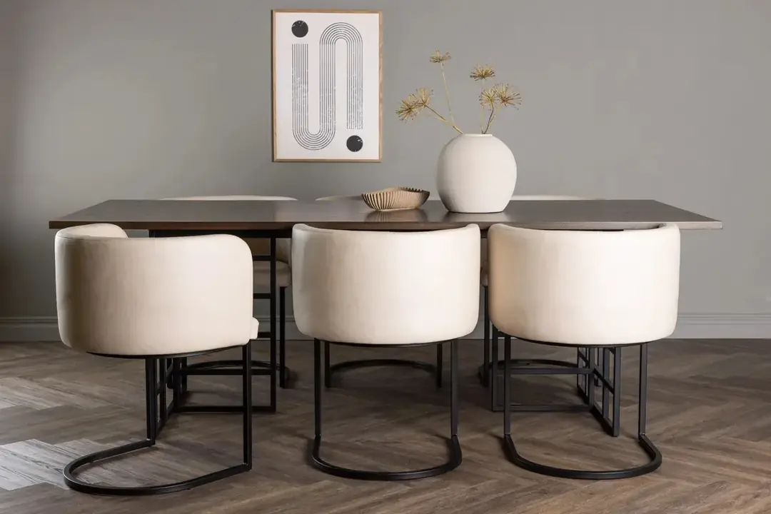 Esstisch mit sechs hellen Stühlen von Furniture Fashion
