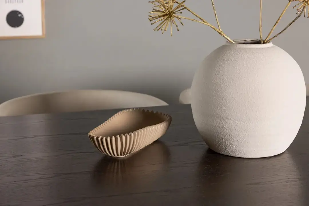 Vase und Schale auf einer dunklen Tischplatte von Furniture Fashion