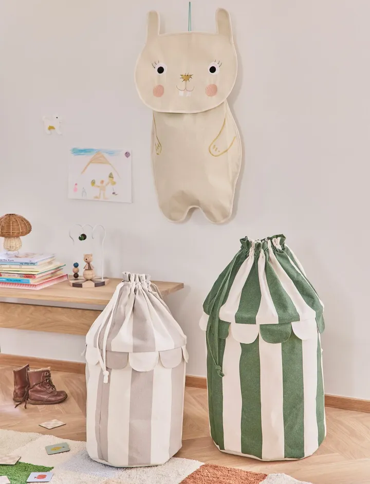 Kinderzimmer mit Wandaufbewahrung und gestreiften Stoffkörben von OYOY Mini