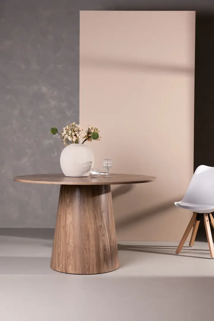 Venture Home Esstisch Lanzo in einem Raum mit rosa Wandfläche