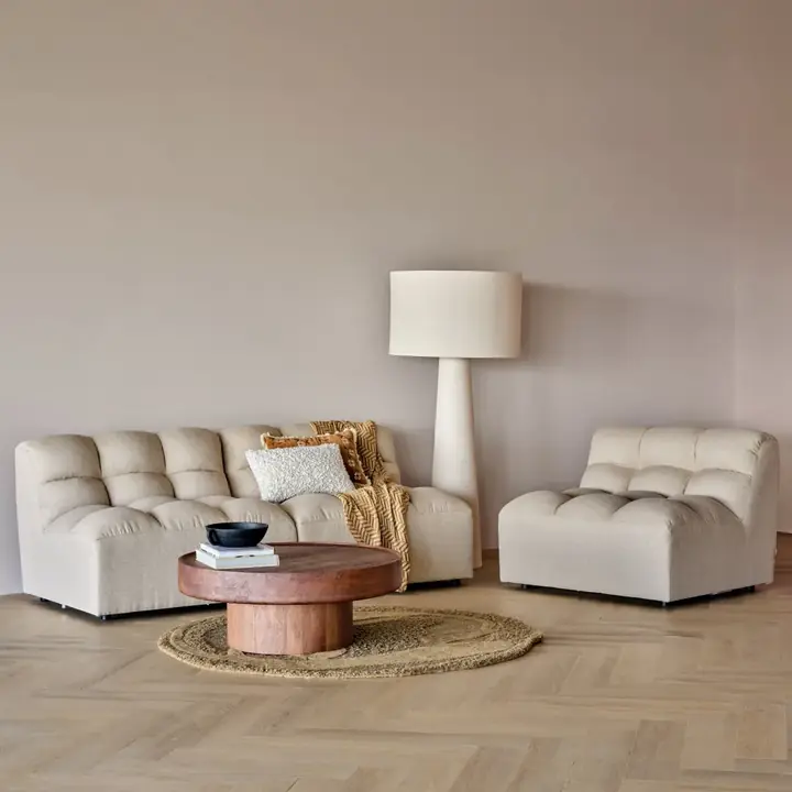 Sofa Pepper mit Sessel und rundem Couchtisch in warmen Tönen